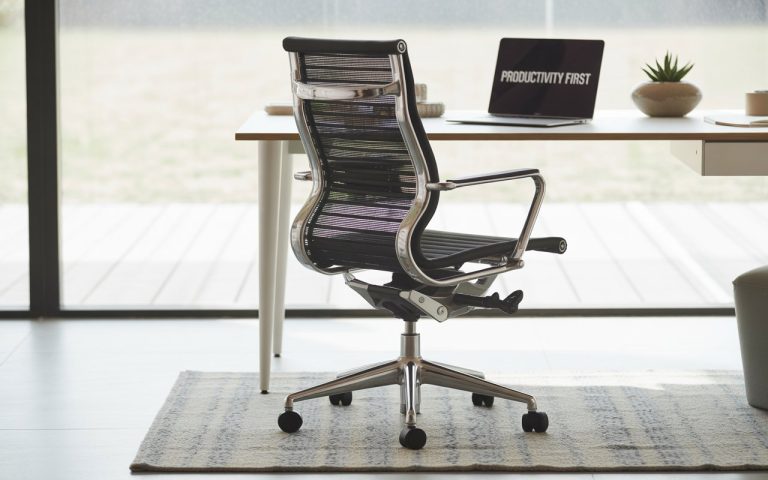 Scaunul ergonomic: de ce este o investiție crucială pentru starea ta mentală și fizică la birou și acasă